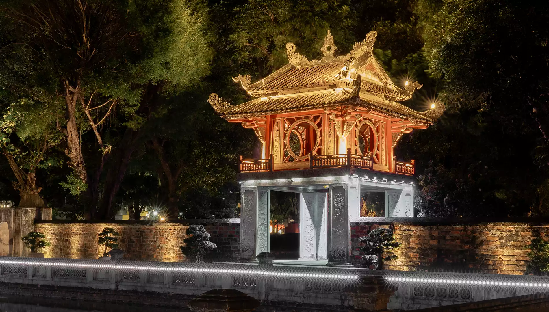Tour Đêm Văn Miếu: Khi di sản nghìn năm được kể lại bằng ánh sáng và công nghệ 2026